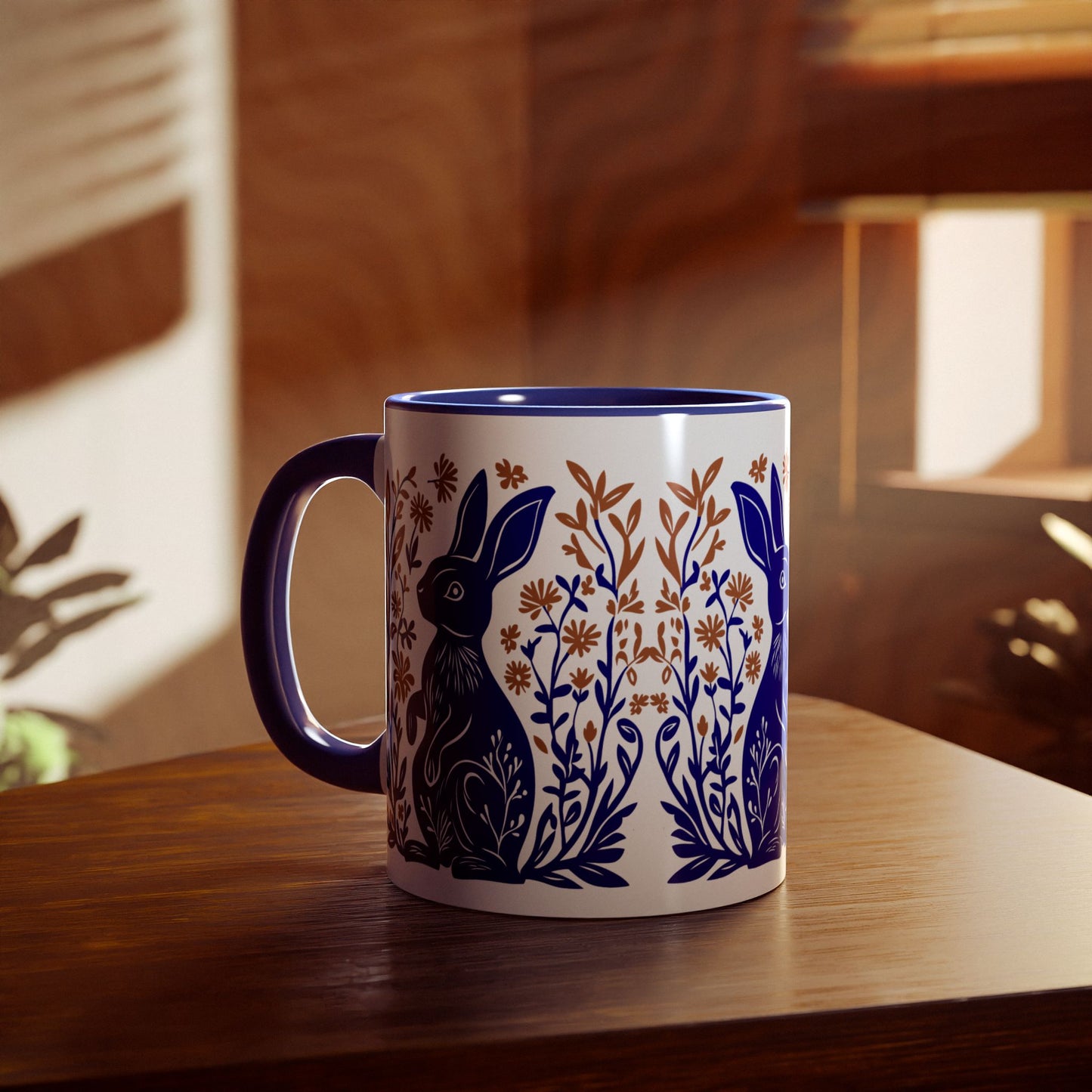 Tasse bicolore — Lapin folk art bleu cobalt et fleurs terracotta