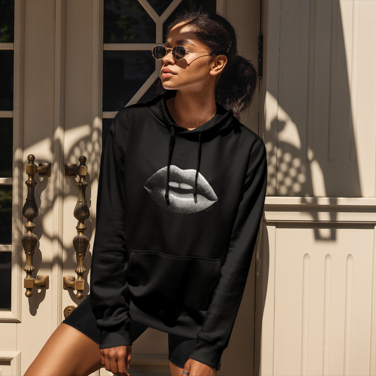 Sweat à capuche en coton bio – Design lèvres graphiques