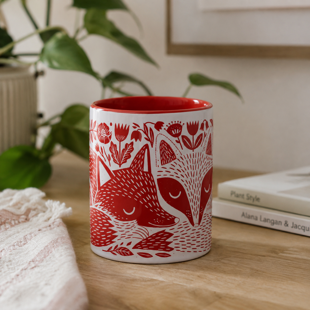 Tasse bicolore — Deux renards endormis linocut rouge vif