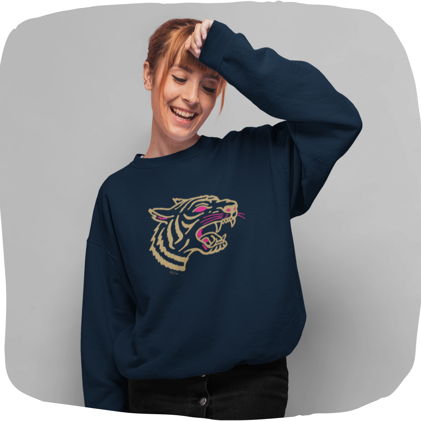 Pull oversize en coton bio – Motif tigre rugissant doré et rose