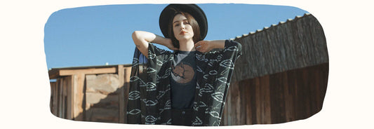 Femme posant en streetwear écoresponsable Rose Zombie, t-shirt imprimé renard, kimono noir, chapeau