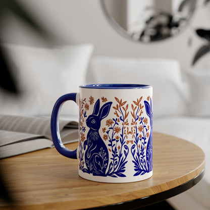 Tasse bicolore — Lapin folk art bleu cobalt et fleurs terracotta