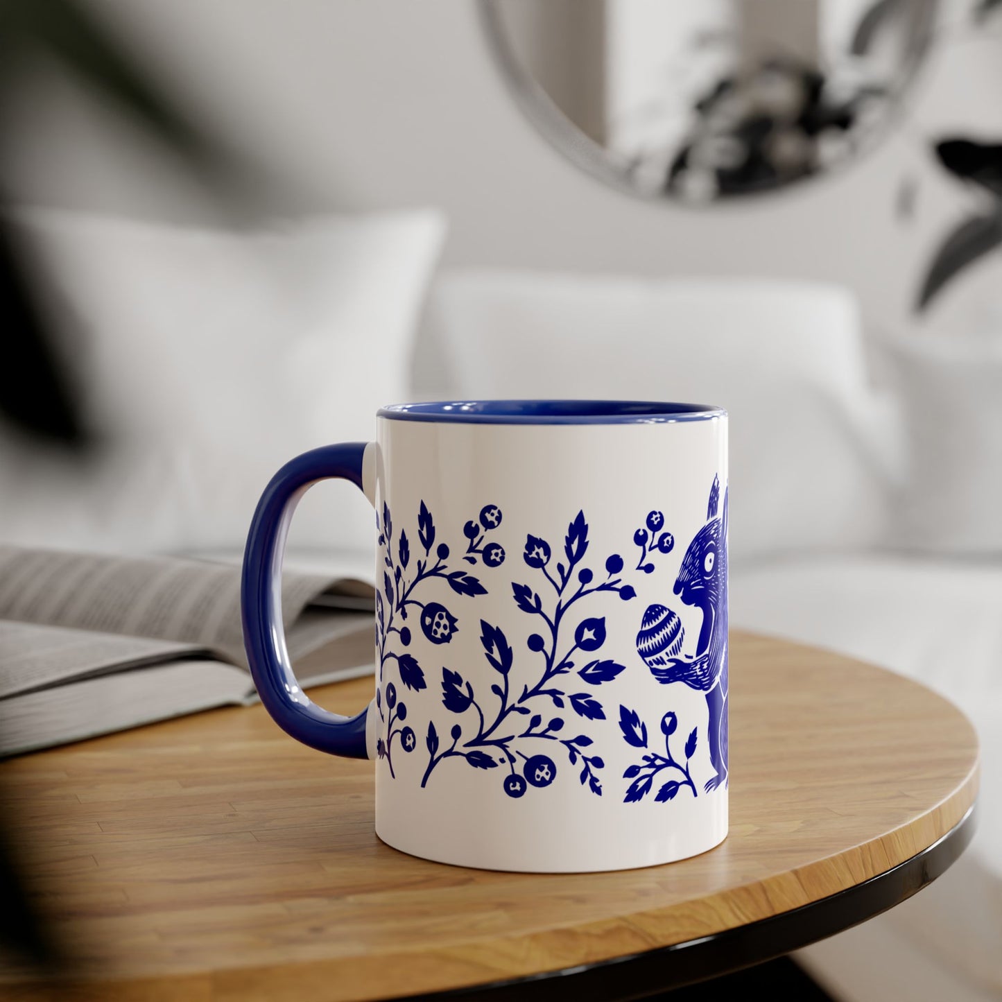 Tasse bicolore — Écureuil linocut botanique bleu cobalt
