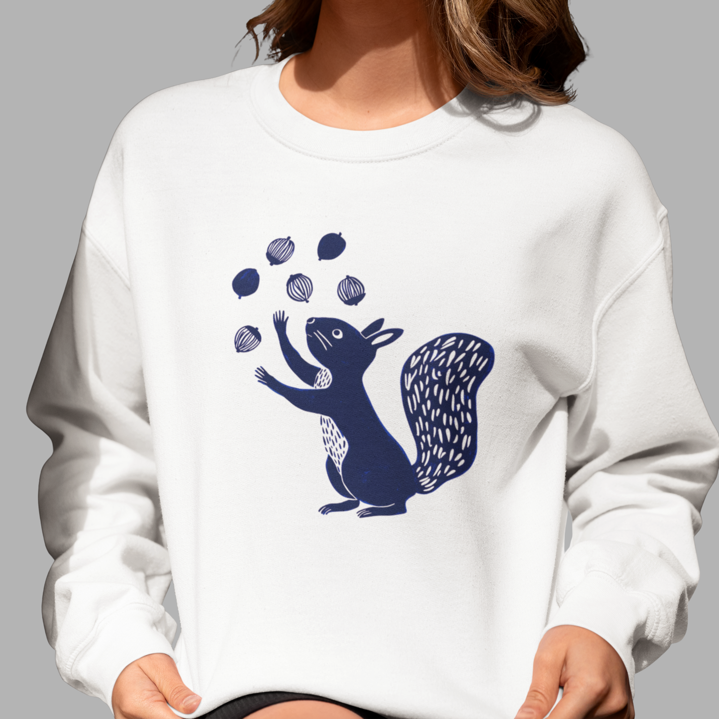Sweatshirt en coton bio - Imprimé minimaliste d'un écureuil joueur