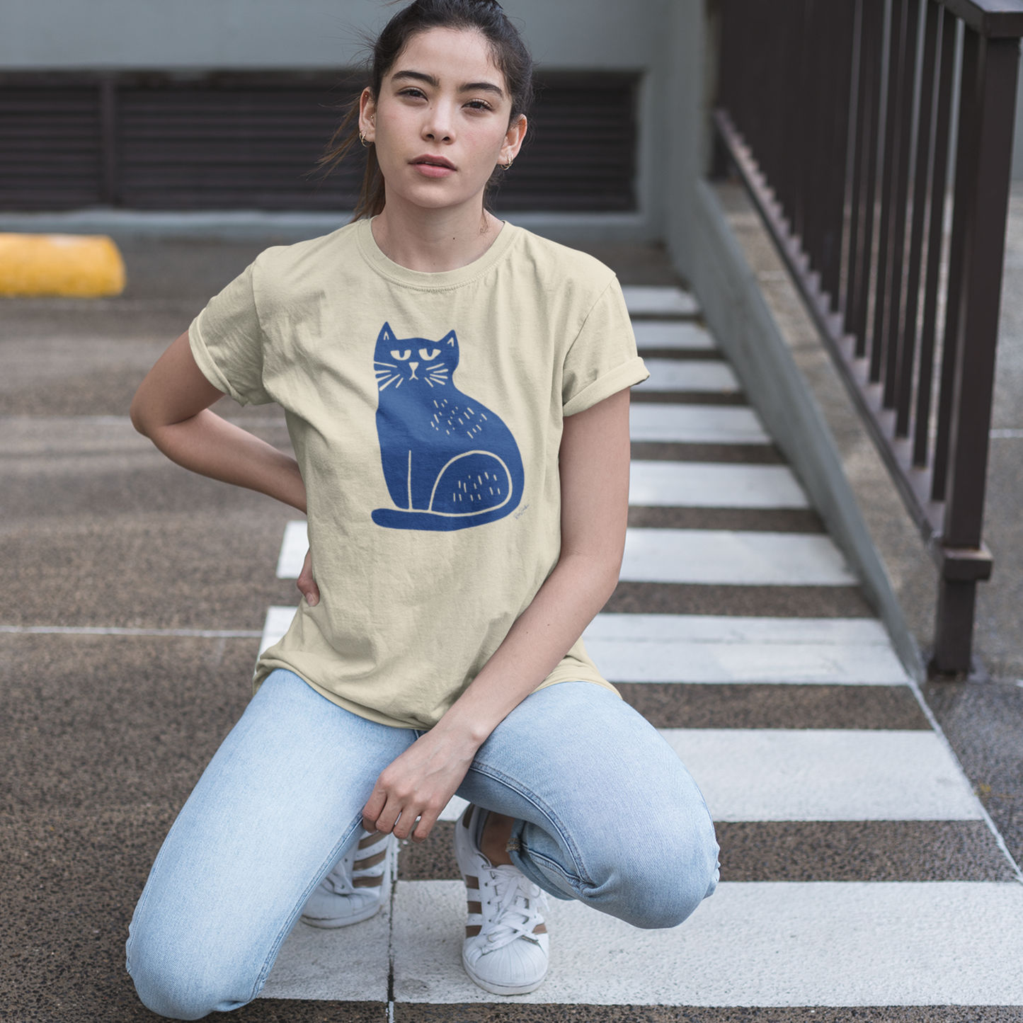 T-shirt en coton bio – Illustration chat minimaliste bleu marine