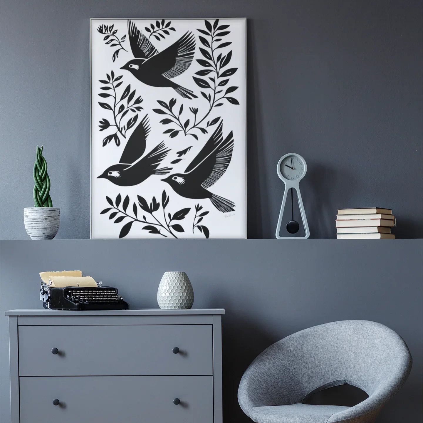 Affiche déco éco-responsable oiseaux noirs, mur gris, boutique rose zombie, intérieur moderne