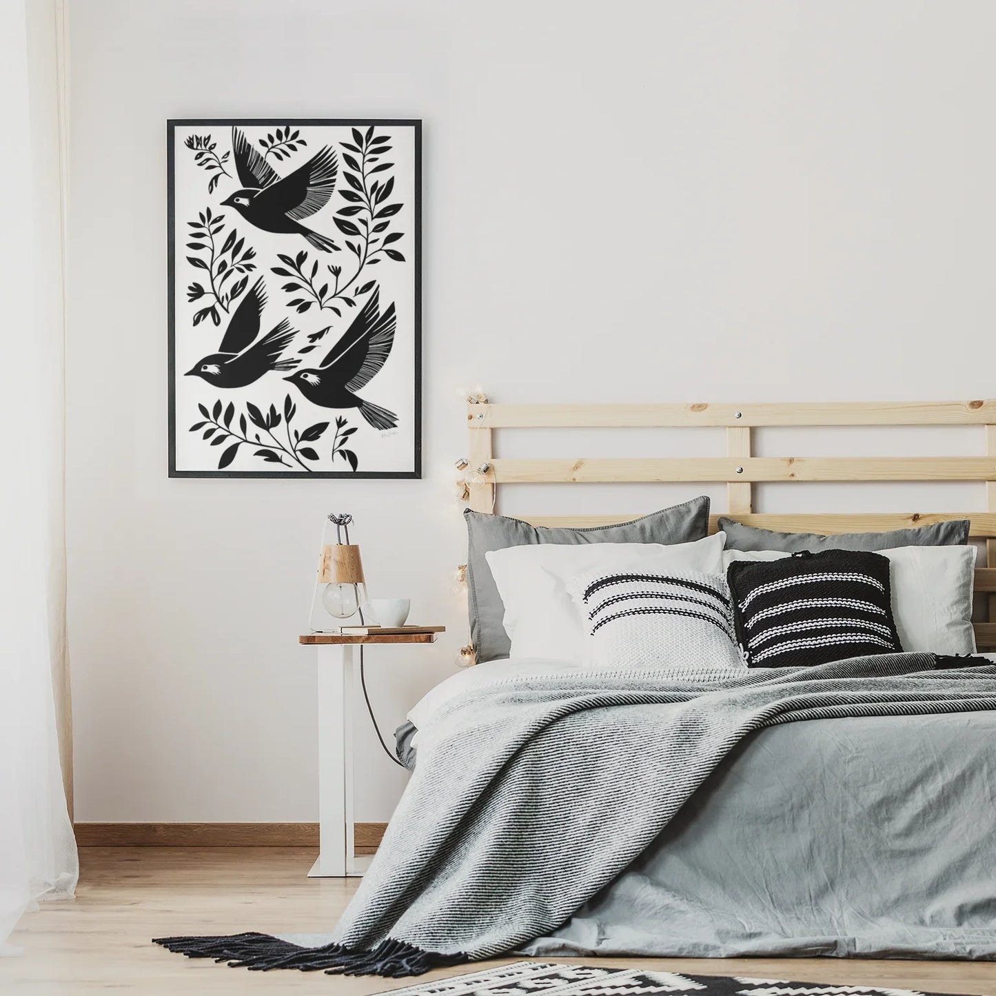 Affiche déco éco-responsable avec oiseaux noirs et feuillage dans chambre moderne, rose zombie