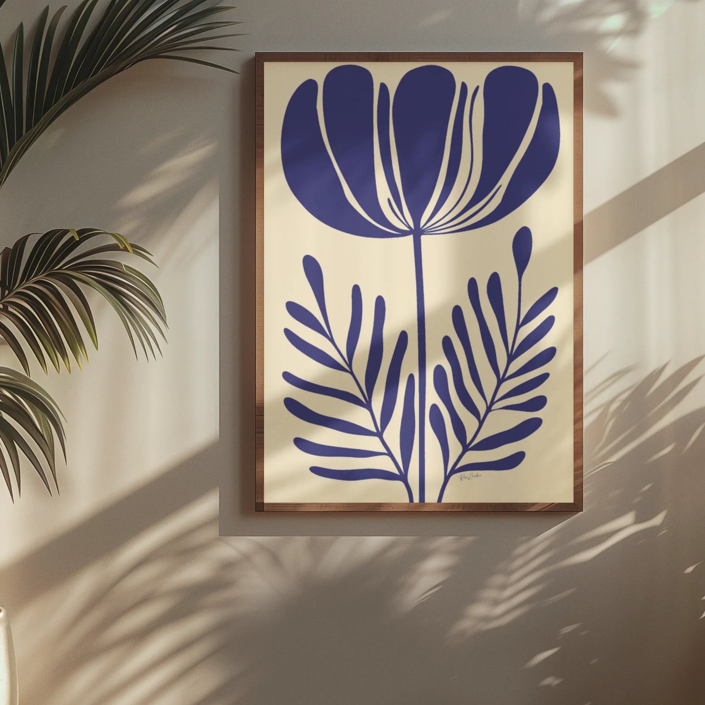 Affiche déco écolo, fleur bleue style linogravure, mur, lumière naturelle, rose zombie