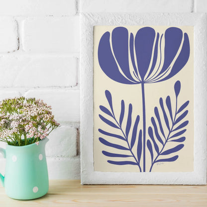 Affiche déco éco-responsable style linogravure fleur violette, mur blanc, rose zombie