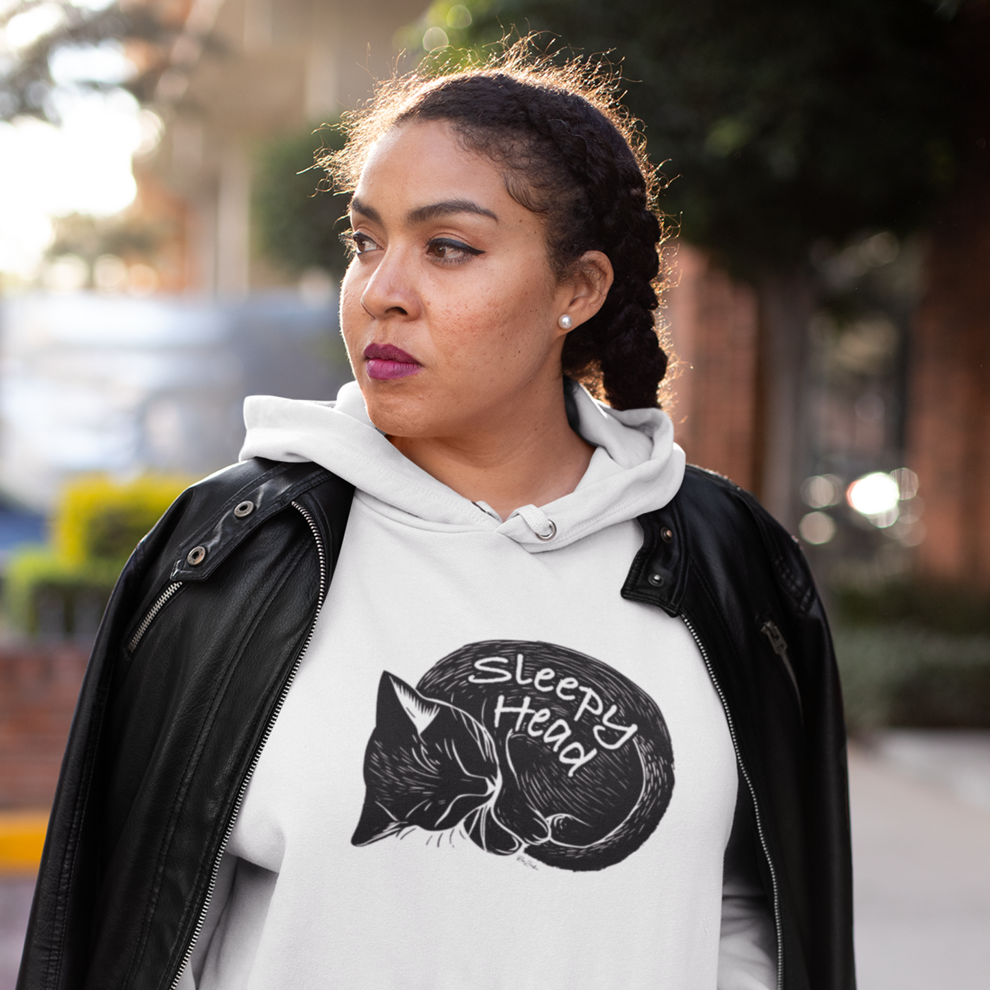 Sweatshirt à capuche en coton bio – Chat endormi en style sérigraphie