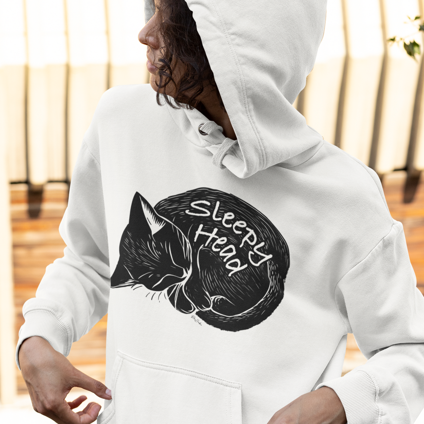 Sweatshirt à capuche en coton bio – Chat endormi en style sérigraphie