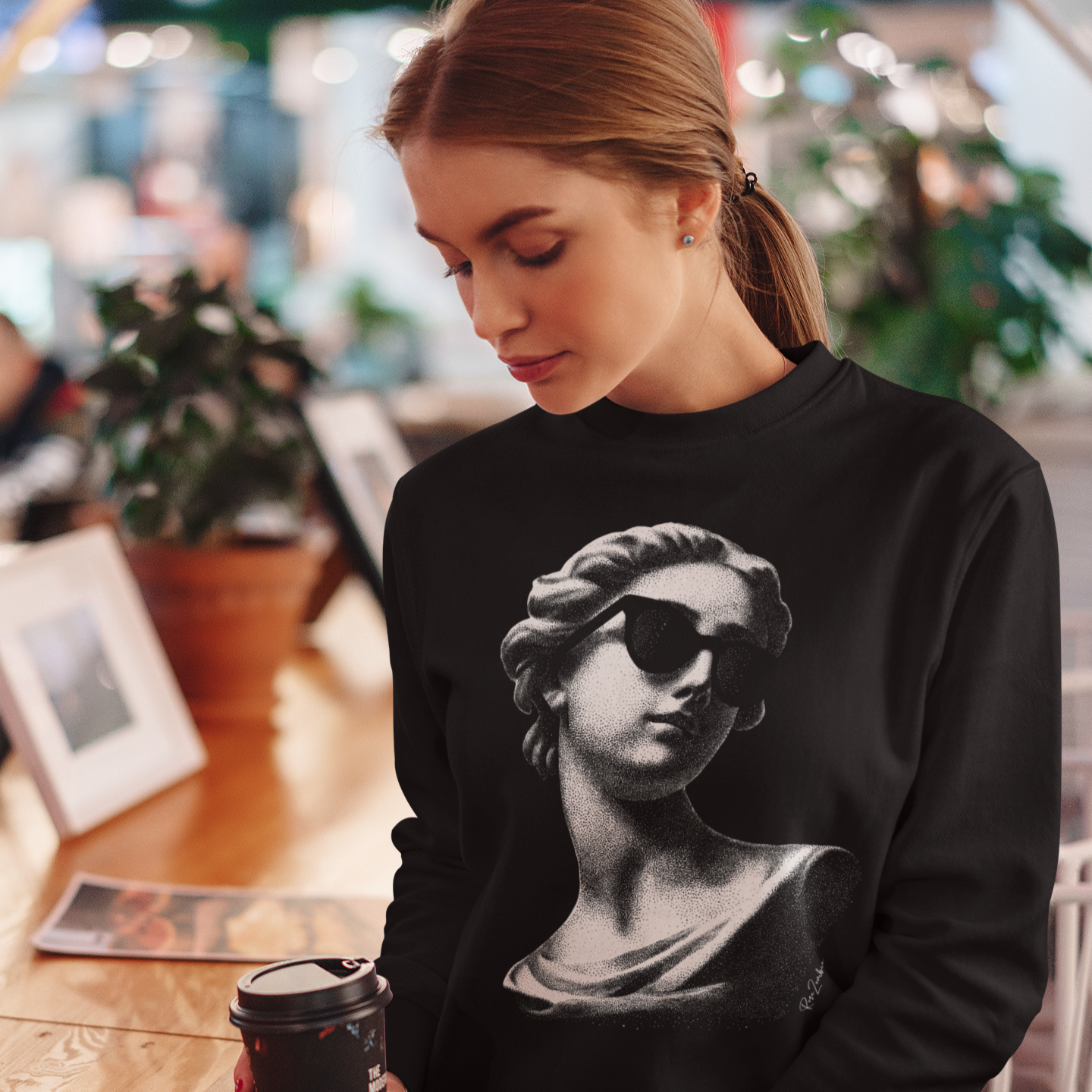 Pull en coton bio – Buste antique de femme avec lunettes de soleil