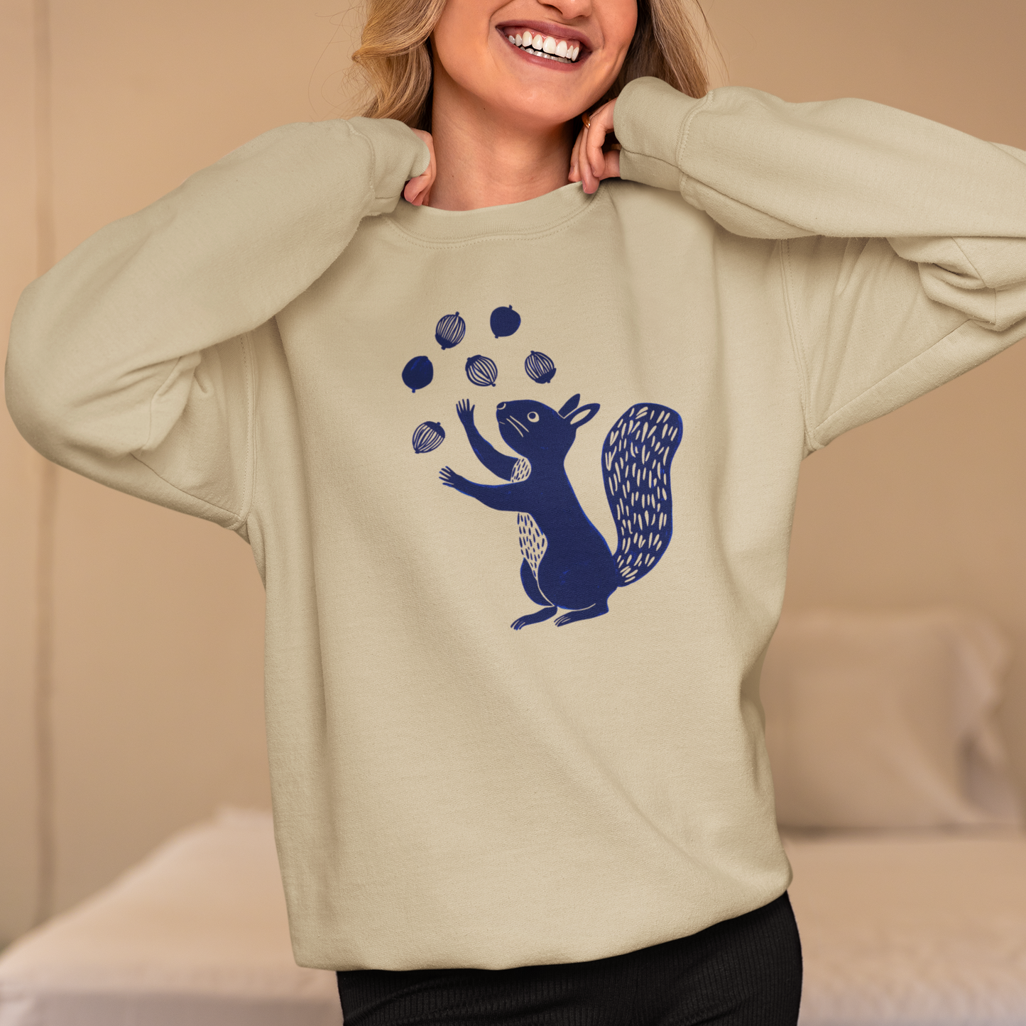 Sweatshirt en coton bio - Imprimé minimaliste d'un écureuil joueur