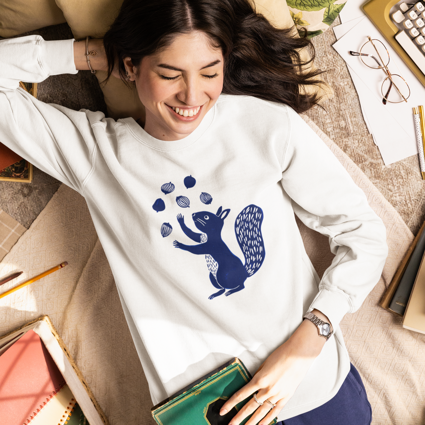Sweatshirt en coton bio - Imprimé minimaliste d'un écureuil joueur