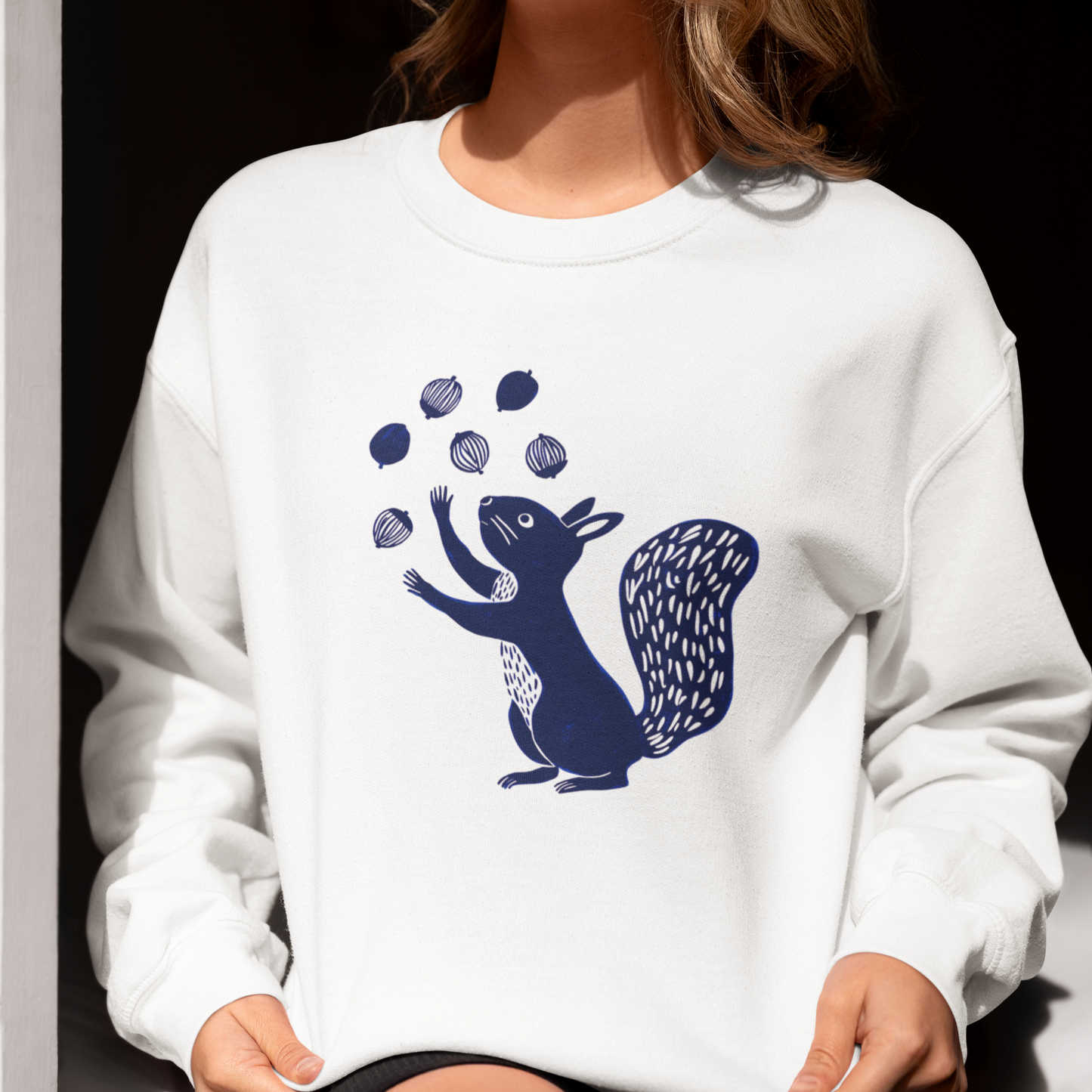 Sweatshirt en coton bio - Imprimé minimaliste d'un écureuil joueur