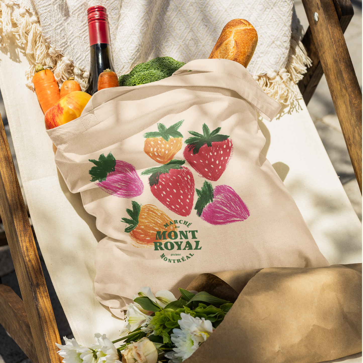 Sac tote beige en coton bio – Design fraises colorées Marché Mont-Royal