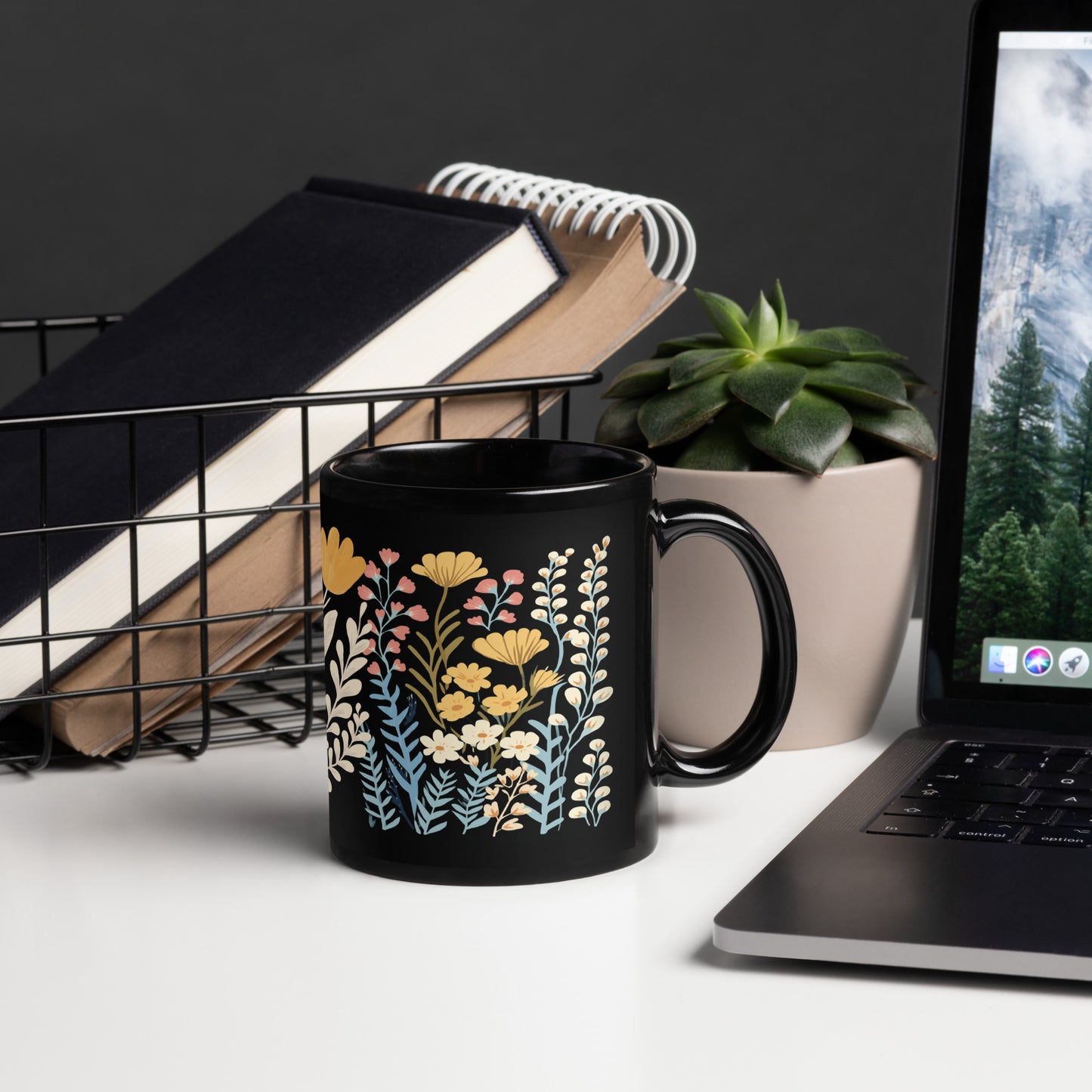 Tasse noire — Illustration fleurs sauvages multicolores