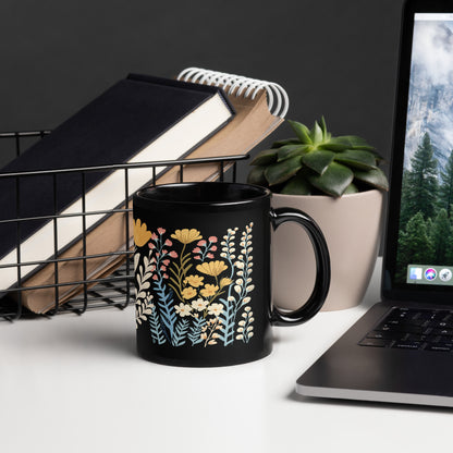Tasse noire — Illustration fleurs sauvages multicolores