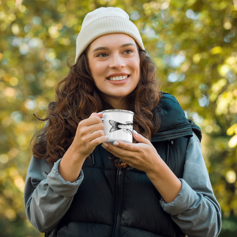 Tasse émaillée  noir et blanc — Truite mouchetée en illustration dotwork