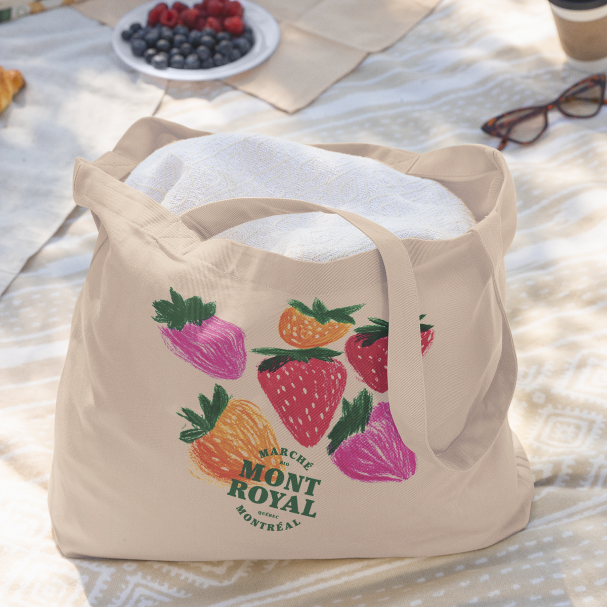 Sac tote beige en coton bio – Design fraises colorées Marché Mont-Royal