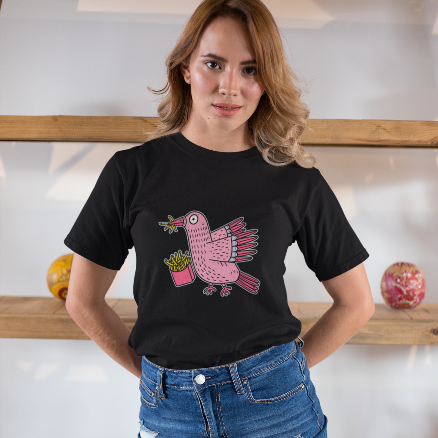 T-shirt en coton recyclé — Illustration humoristique de pigeon rose & frites