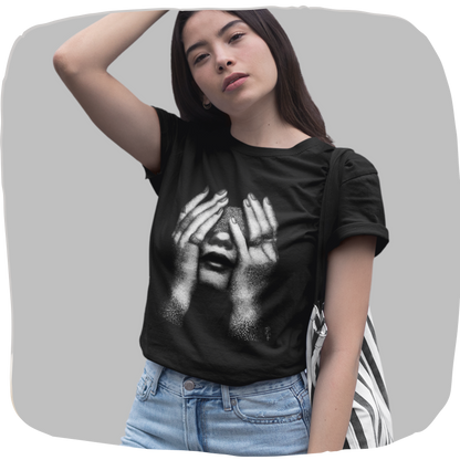 T-shirt coton bio — Visage dissimulé et mains en illustration dotwork
