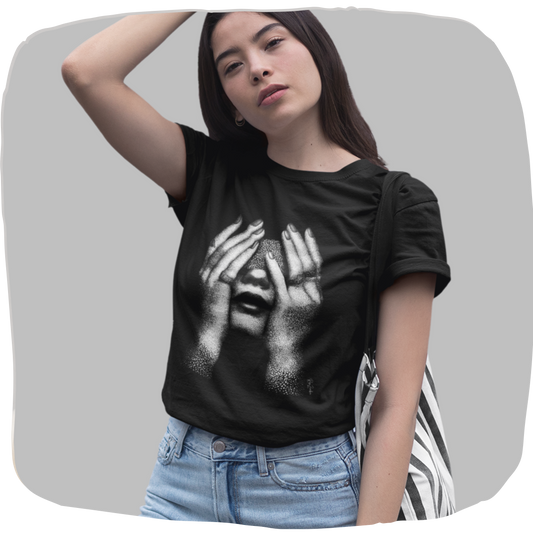 T-shirt coton bio — Visage dissimulé et mains en illustration dotwork