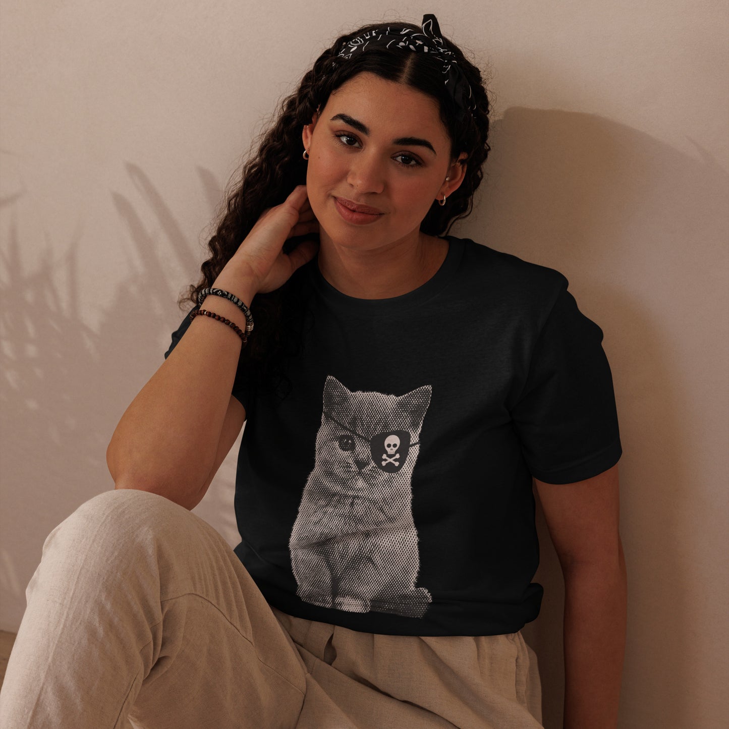 T-shirt en coton recyclé — Chat pirate cache-œil tête de mort,