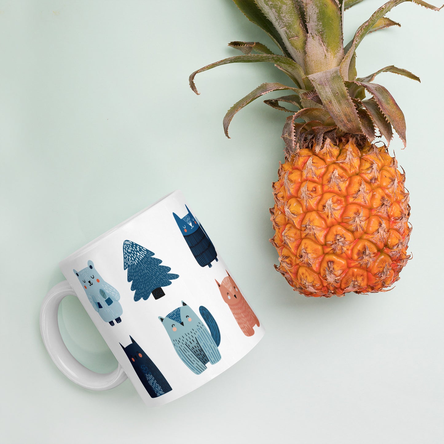 Tasse blanche en céramique — llustration scandinave d'animaux de forêt nordique