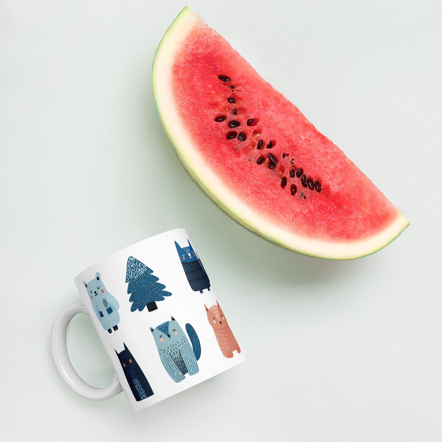 Tasse blanche en céramique — llustration scandinave d'animaux de forêt nordique